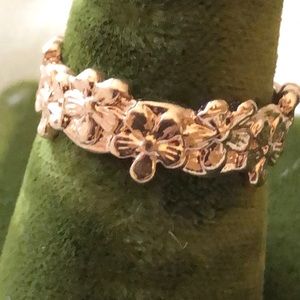 🌸 Delicate & Pretty Floral stackable rose gold color eternity band
